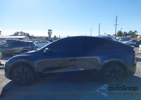 2024 Tesla Model Y Rwd z USA, uszkodzony, nr VIN 7SAYGDED2RF116545